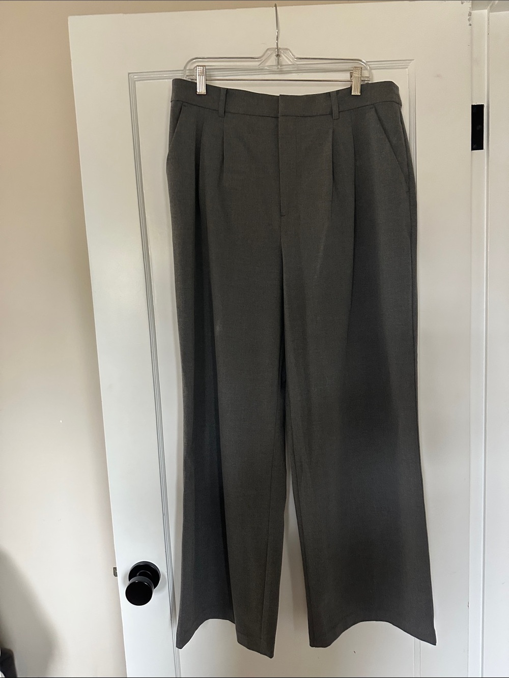 Wide-Leg Pleated Dress Pants in Charcoal Gray